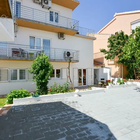 Mandic With Parking Apartmán