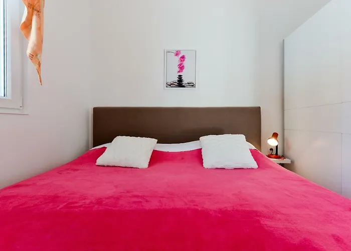 Mandic With Parking Lejlighed